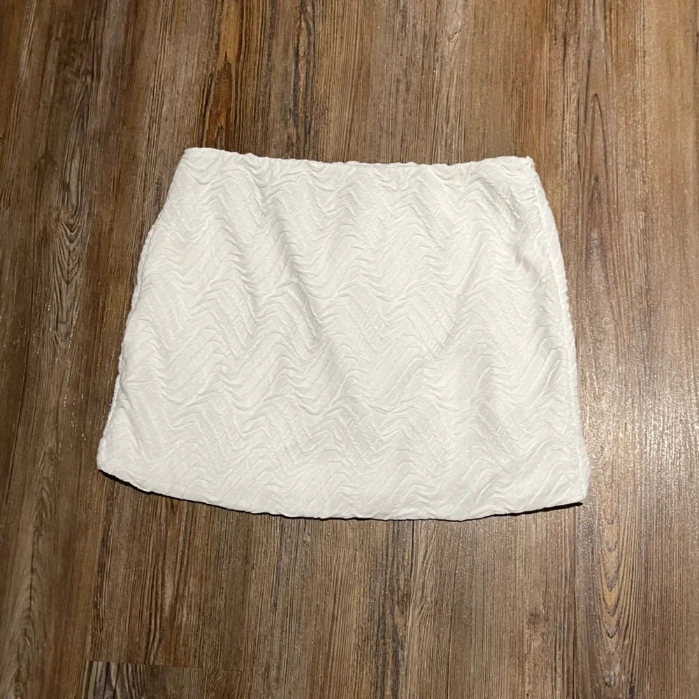 PRINCESS POLLY white skirt with slit size 6 - Picture 4 of 4
